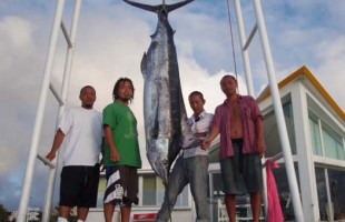 沖縄のトローリンングで釣れたカジキ、船長はクレーンズ沖縄、鶴巻守