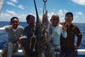 社員旅行で沖縄を訪れカジキを釣り上げた４人
