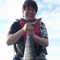 オキサワラを持っている笑顔の男