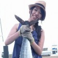 沖サワラを持っている女性