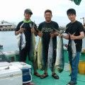 魚を持っている男達