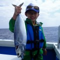 ライトトローリングでスマガツオを釣った小学生の男の子