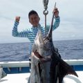平成28年6月9日に沖縄で釣れたカジキとアングラーの男性