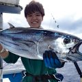 トローリングで釣れたダイバンカツオ7ｋｇとアングラーの女性