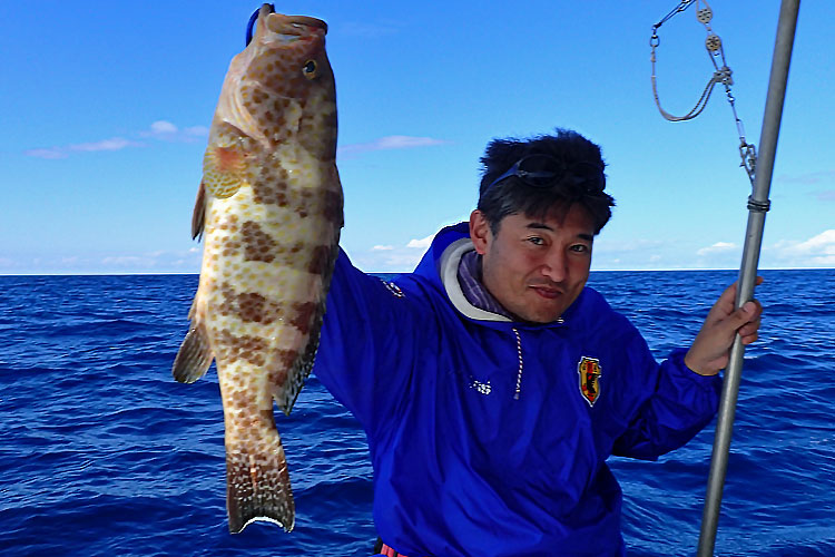 アオリイカ3kgやミーバイなど15種類以上の釣果 沖縄の釣り船クレーンズ 鶴丸