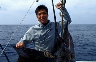 50kgのバショウカジキ(セイルフィッシュ)と釣り上げた高校生