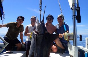 65kgのカジキと釣り上げた四人