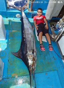 100kgのカジキと釣り上げた11才の少年