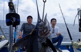 カジキと二人の男性