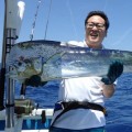 大型シイラと釣り上げた男