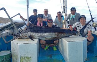 釣り上げたカジキと北海道からの7人