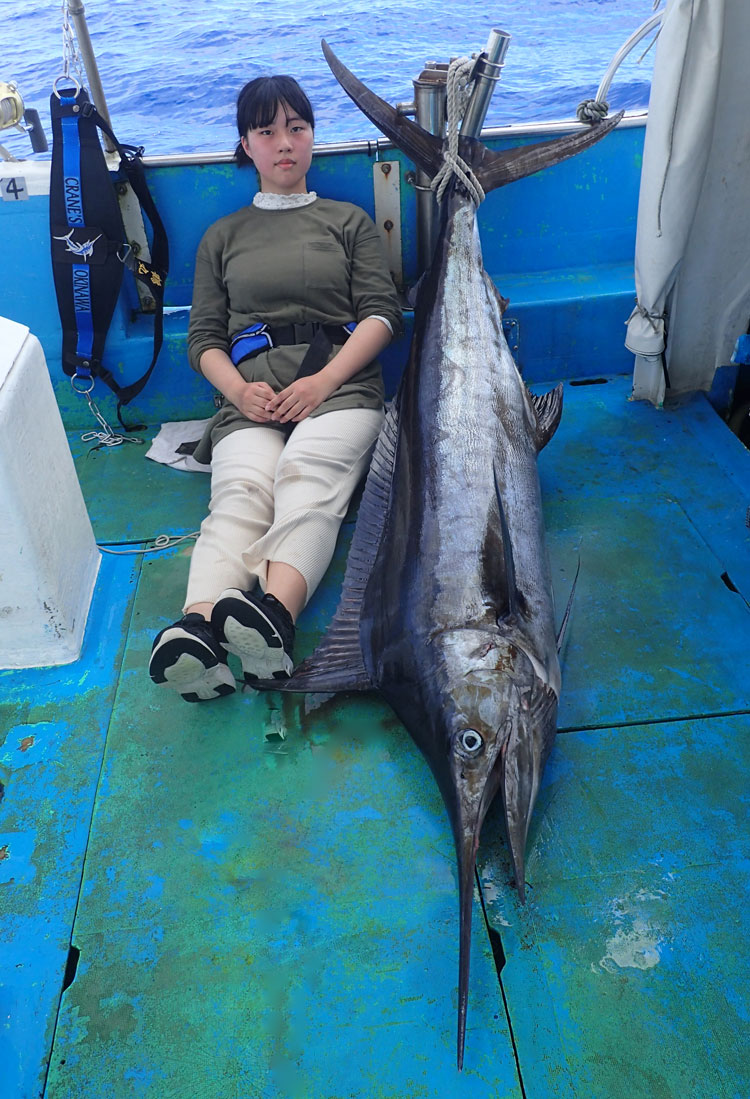 クレーンズ沖縄のトローリングでカジキを釣った16才の高校生