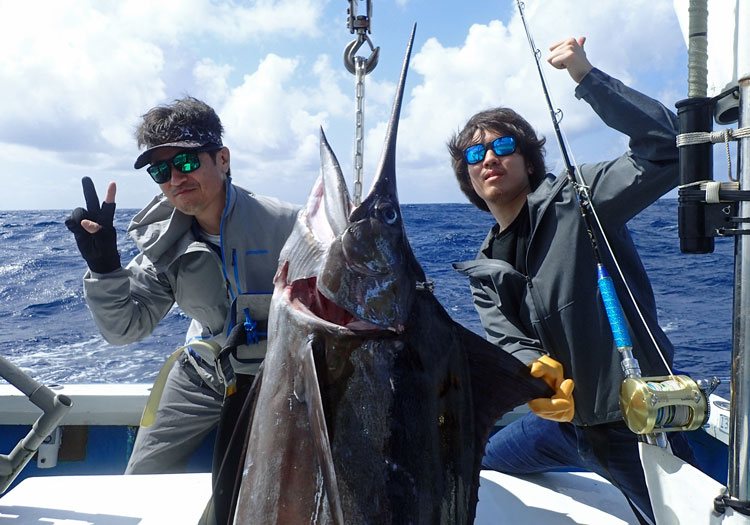 トローリングで釣り上げたカジキと東京からきた親子