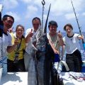 沖縄でカジキを釣り上げたと宮城県と福島県の男女5人