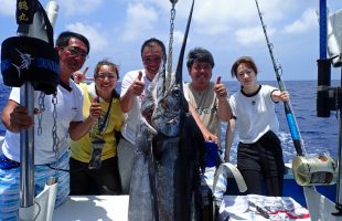 沖縄でカジキを釣り上げたと宮城県と福島県の男女5人