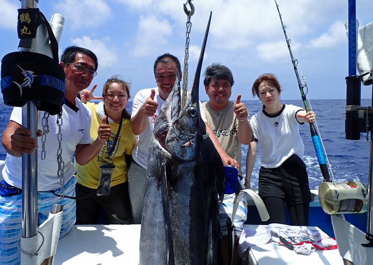 沖縄でカジキを釣り上げたと宮城県と福島県の男女5人