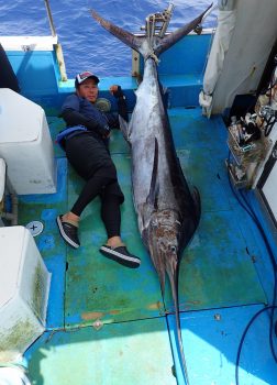 釣り上げたカジキと男