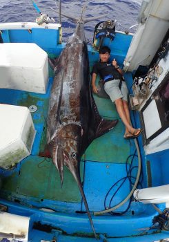 クレーンズ沖縄のトローリングで釣り上げた230kgのカジキと香港から来た男