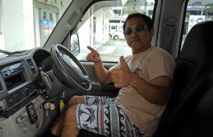 骨折から退院して車で帰宅する鶴巻船長