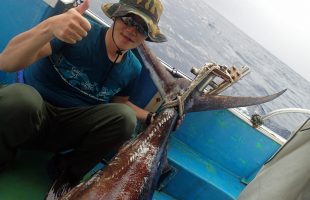 クレーンズ沖縄、鶴丸のトローリングでカジキを釣った男性