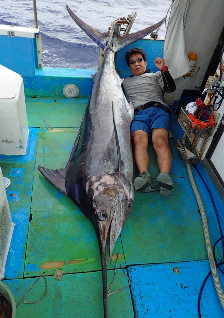 120kgのカジキを釣り上げた香川県から来た男性とブルーマーリン
