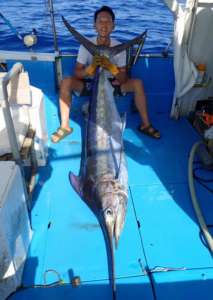 クレーンズ沖縄のトローリングでカジキを釣り上げた熊本県の男性
