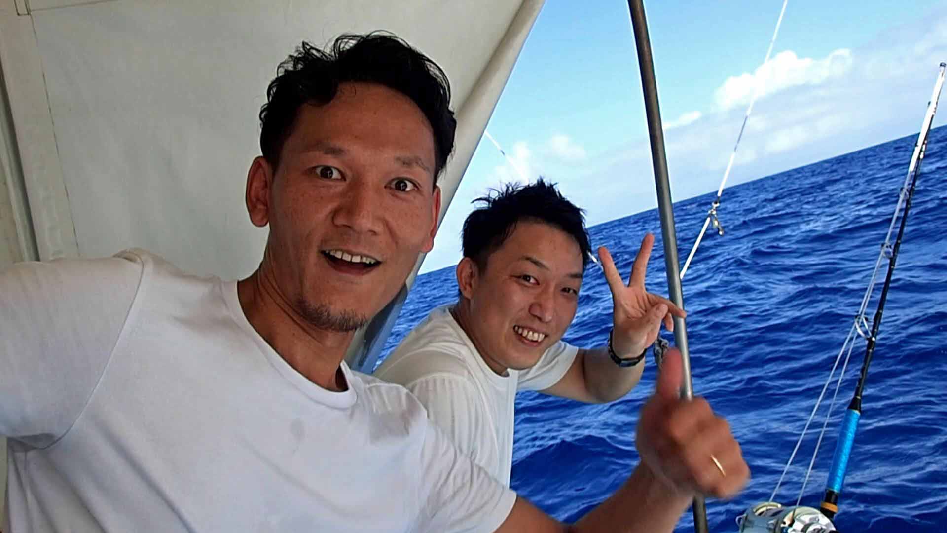 カジキを船に引き上げ喜ぶ大分県と熊本県の男性