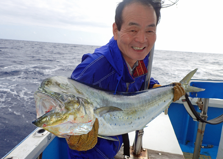 mahimahi fishing in okinawa japan