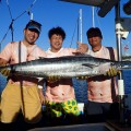 トローリングでカマスサワラを釣り帰港後に宜野湾マリーナで記念撮影