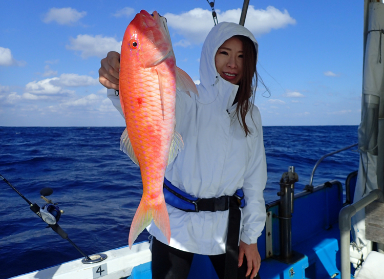 クレーンズ沖縄でリュウキュウアカヒメジを釣った女性