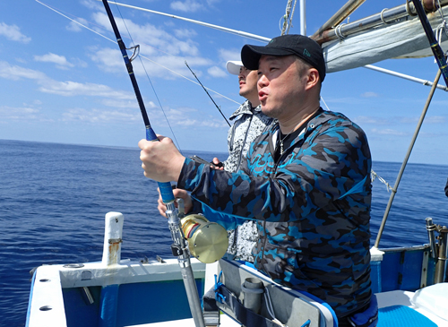 カツオを釣っている男性