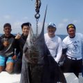 クレーンズ沖縄のトローリングでカジキを釣り4人で記念撮影
