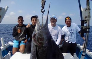 クレーンズ沖縄のトローリングでカジキを釣り4人で記念撮影