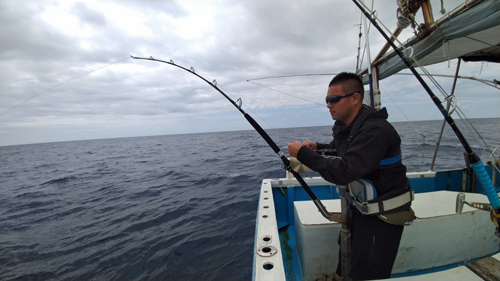 クレーンズ沖縄のトローリングでブルーマーリンを釣っている神奈川県の男性