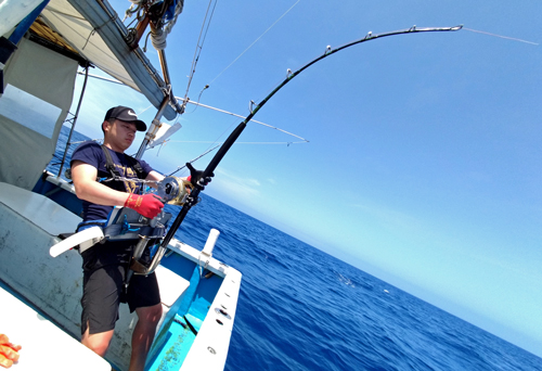 クレーンズ沖縄のトローリングでカジキを釣っている男性