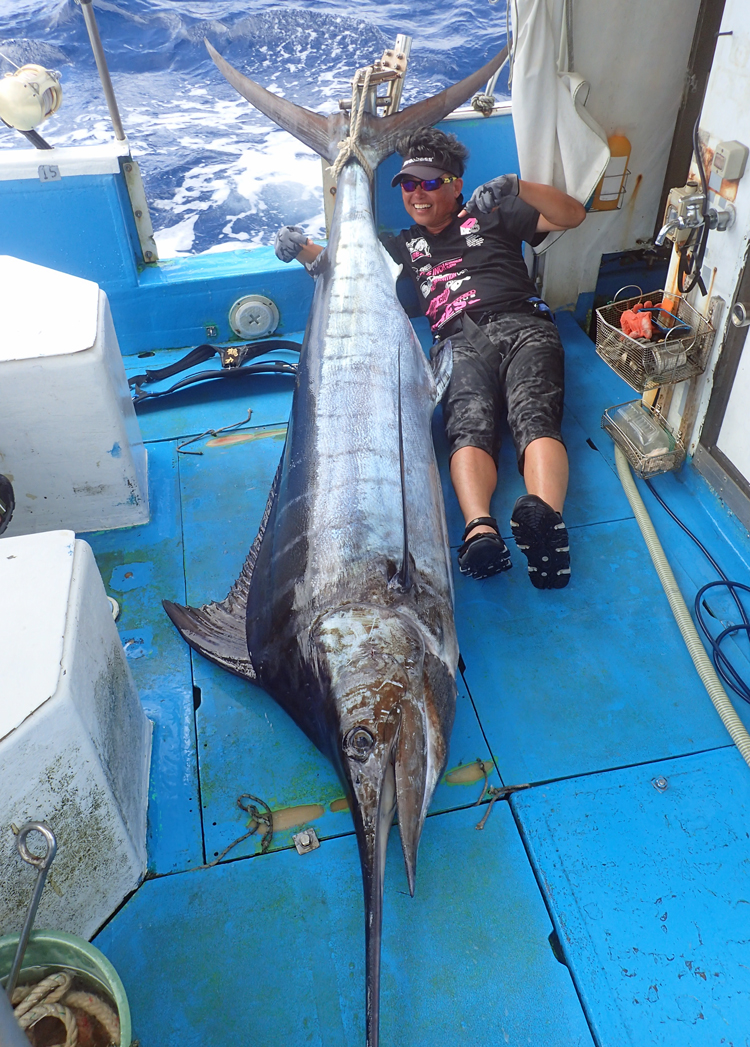 沖縄で120kgのカジキを釣り上げ記念撮影する滋賀県から来た男性