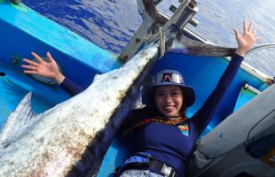 クレーンズ沖縄、鶴丸のトローリングでカジキを釣った女性アングラー