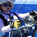 クレーンズ沖縄のトローリングでカジキを釣っている女性アングラー