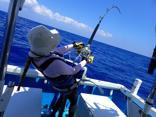 クレーンズ沖縄のトローリングでカジキを釣っている女性