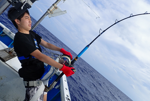 クレーンズ沖縄、鶴丸のトローリングでカジキを釣っている東京から来た中学生