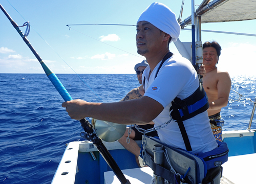 カマスサワラを釣っている男性