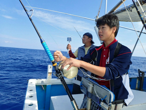 クレーンズ沖縄のトローリングでカマスサワラを釣っている中学生