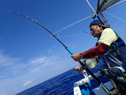 シイラを釣っている沖縄アットホームチャーチのピーター牧師