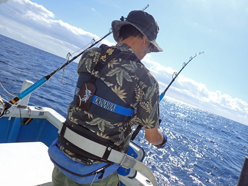 クレーンズ沖縄のトローリングでシイラを釣っている男性