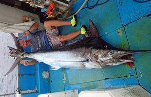 クレーンズ沖縄、鶴丸のトローリングでカジキを釣った男性