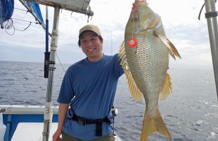 タイラバでタマンを釣った男性