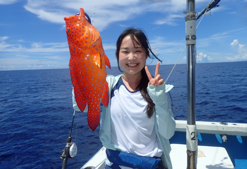 沖縄テンヤでミーバイを釣った中学生女子