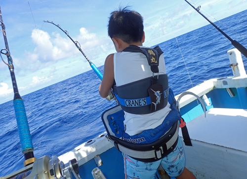 カマスサワラを釣っている小学生