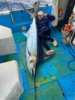 クレーンズ沖縄、鶴丸のトローリングでカジキを釣り上げた女性アングラー