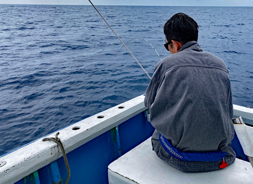 クレーンズ沖縄、鶴丸のタイラバでミーバイを釣っている男性